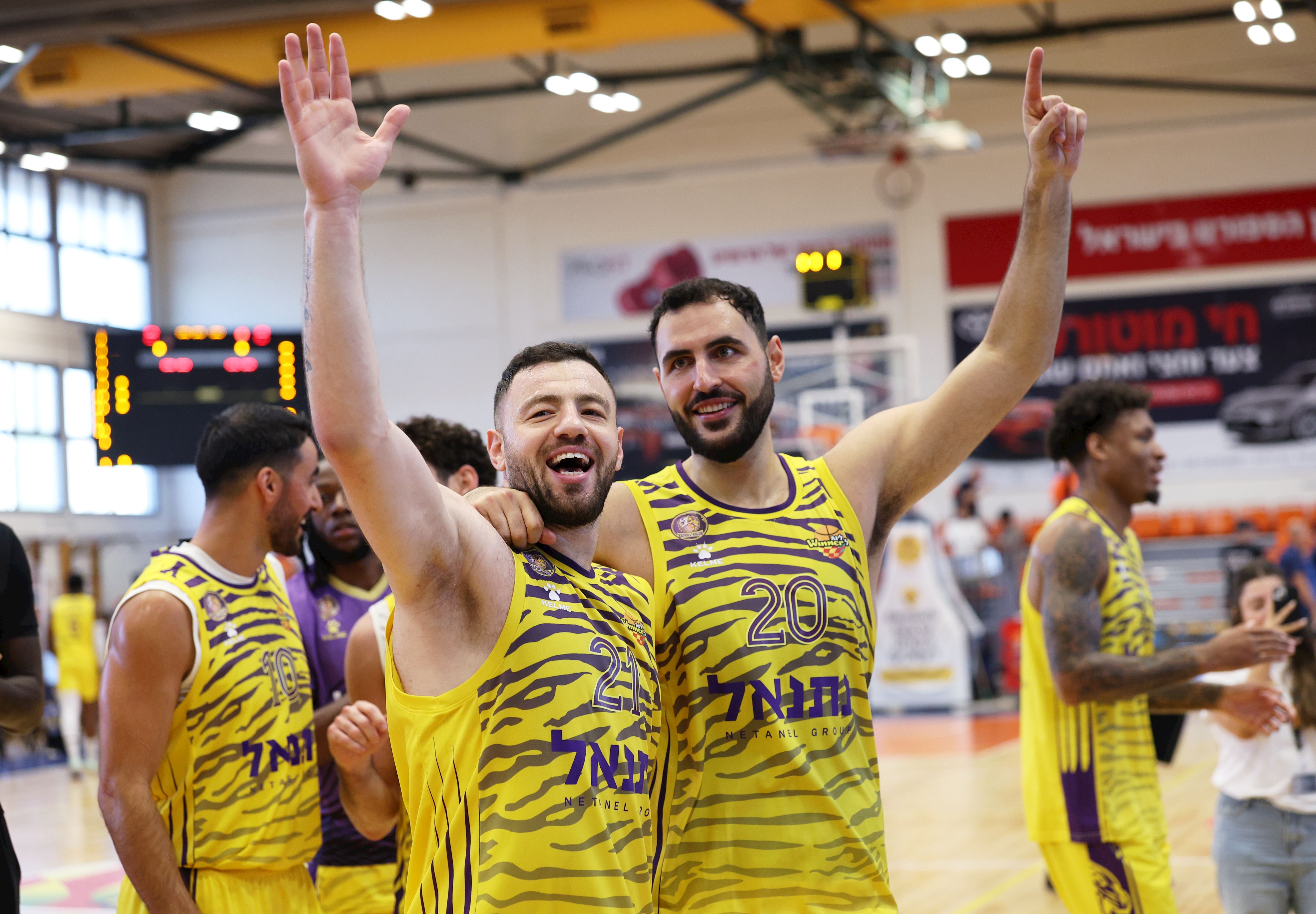 עידן זלמנסון ונתנאל ארצי. ה"שרידים" היחידים מהעונה שעברה. צילום: אלן שיבר, באדיבות ליגת ווינר סל