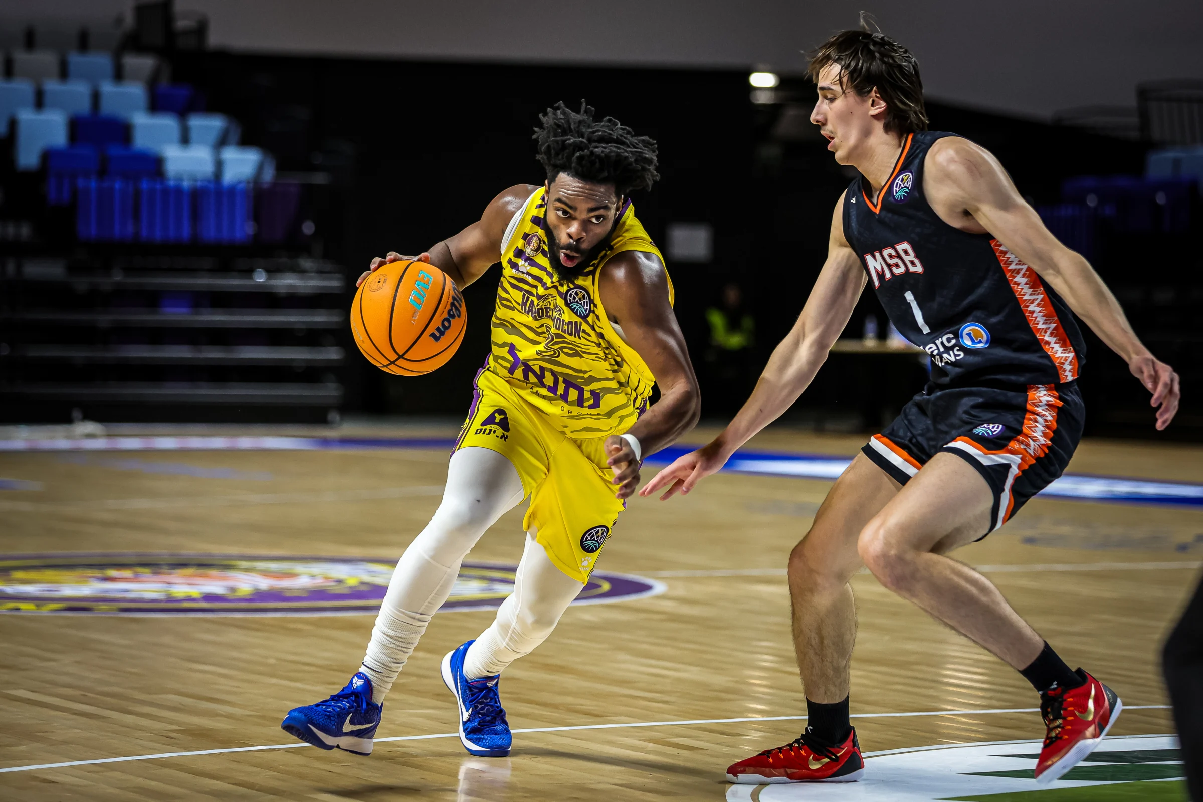 נכנס לעניינים ברבע השלישי, וולטון. צילום: FIBA.BASKETBALL