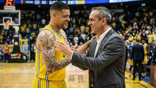 מכבי תל אביב. מחייכת