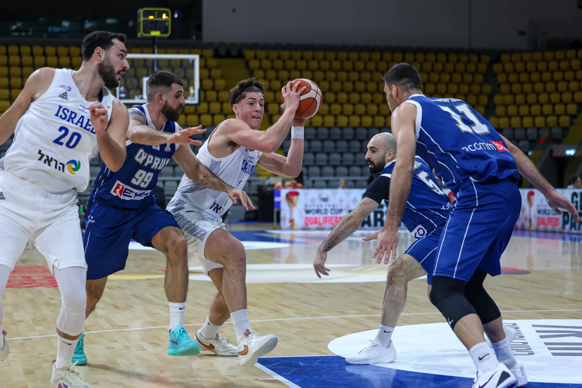 טור סקורר, אדם אריאל. צילום: FIBA.BASKETBALL