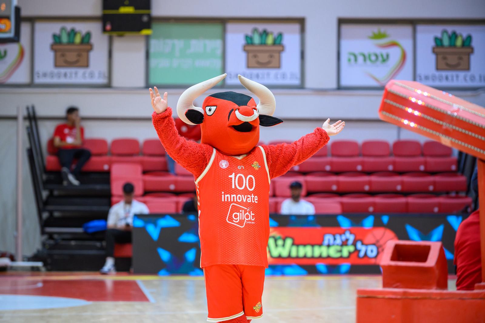 ידיים משולבות סביב שולחן בחתימת שותפות