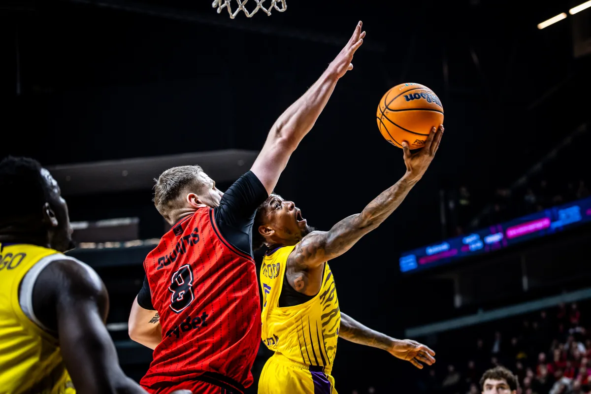 יתרון שהתפייד אחרי 3 דקות, מנפורד. צילום: FIBA.BASKTEBALL