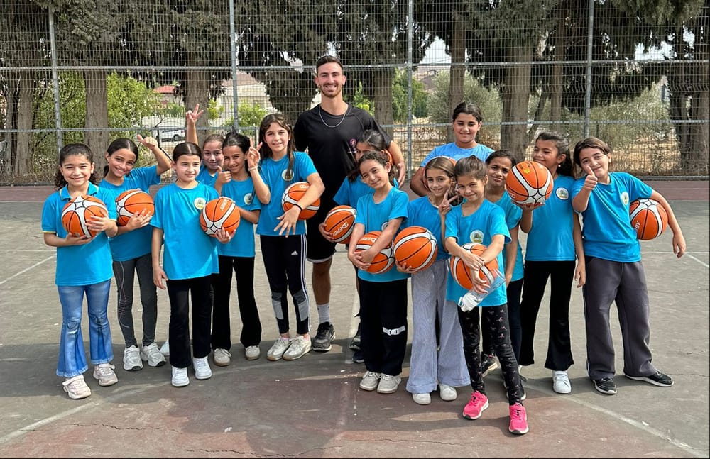 קהל של ילדים ובני נוער ביציע בהיכל