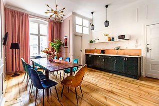 Uczniowie jedzący obiadokolację w salkce integracyjnej apartamentu