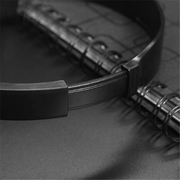 Miniatura: Detalhe da haste ajustável de headset gamer preto com fio.