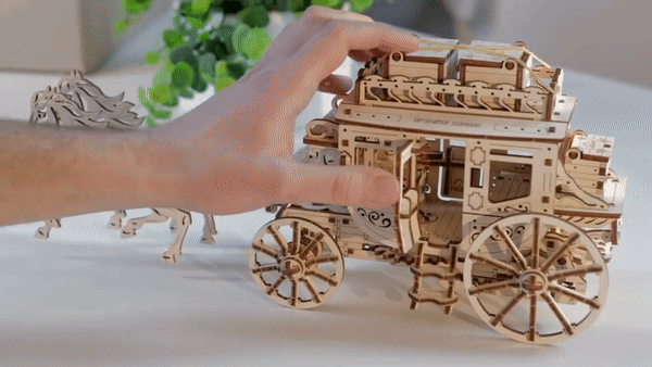 Miniature : Maquette en bois de diligence Ugears Stagecoach UGE 70045