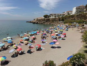 Sombrillas de colores en la playa Playa el Salón en Nerja