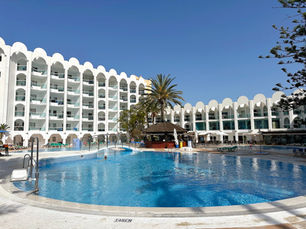 Näkymä Ona Marinas de Nerja -hotellista ja allasalueesta, täydellinen perheille