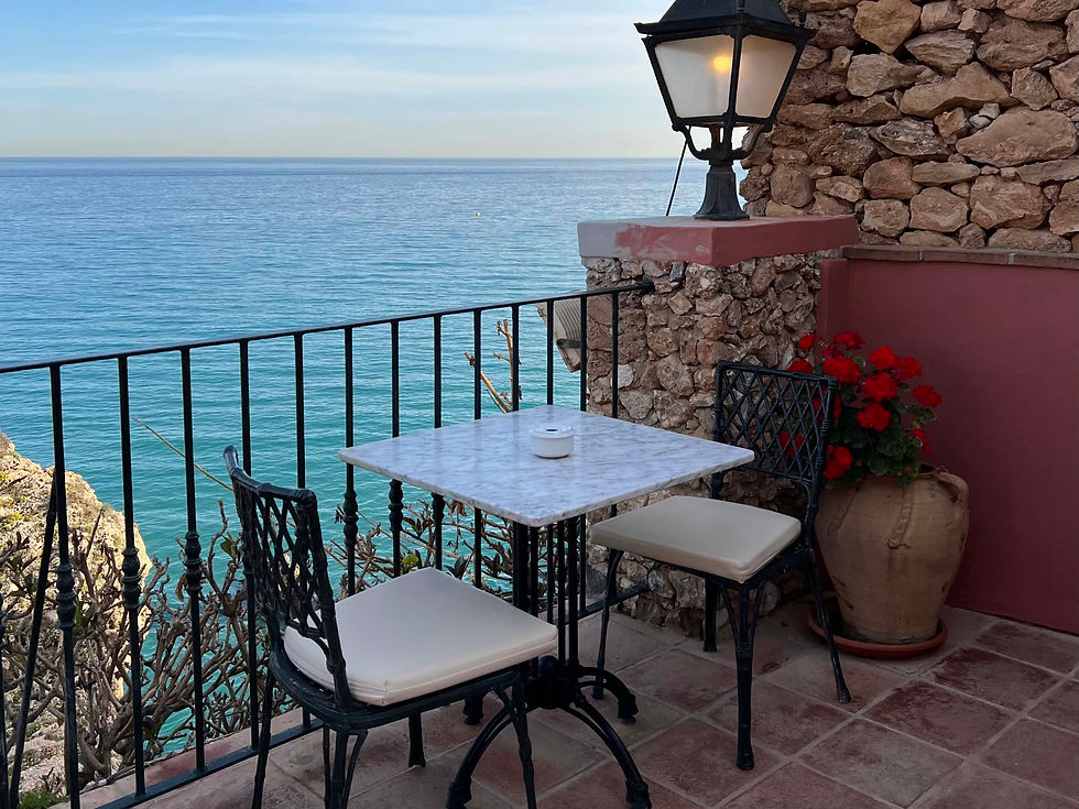 Terraza con mesa y dos sillas con vistas al mar en Nerja