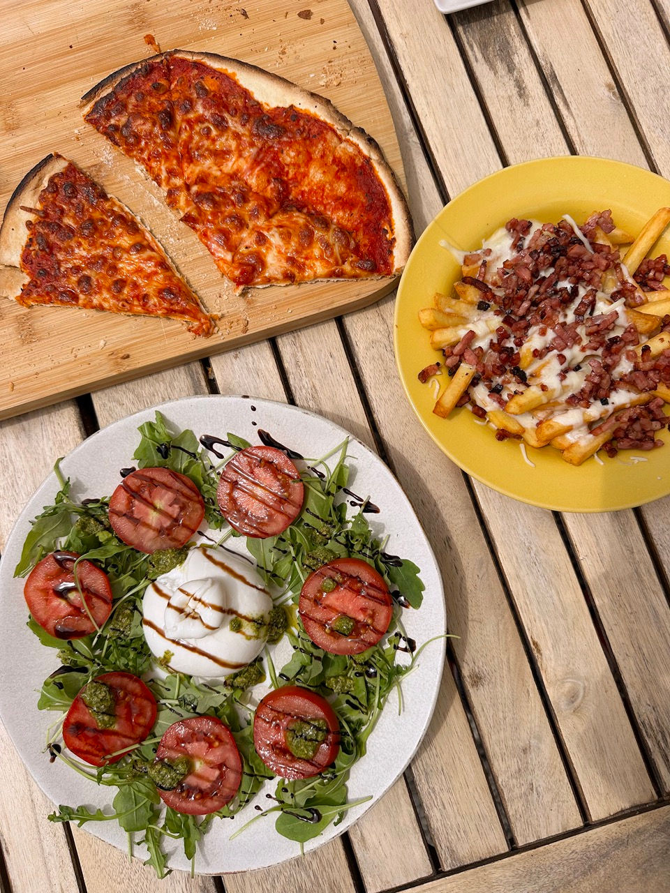 Pizzaa, burratasalaatti ja ranskalaisia juustolla ja pekonilla Villa del Mar Nerjassa