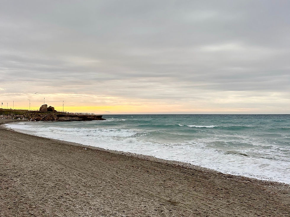 Lluvia en Playa elChucho, simbolizando el fin de la sequía en Costa del Sol.
