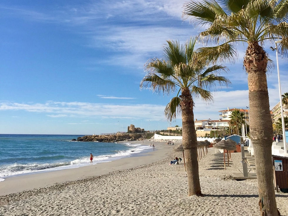 Una vista impresionante desde el extremo opuesto de Playa de Torrecilla en Nerja.