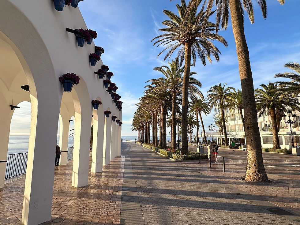 Vista panorámica desde el Balcón de Europa en Nerja