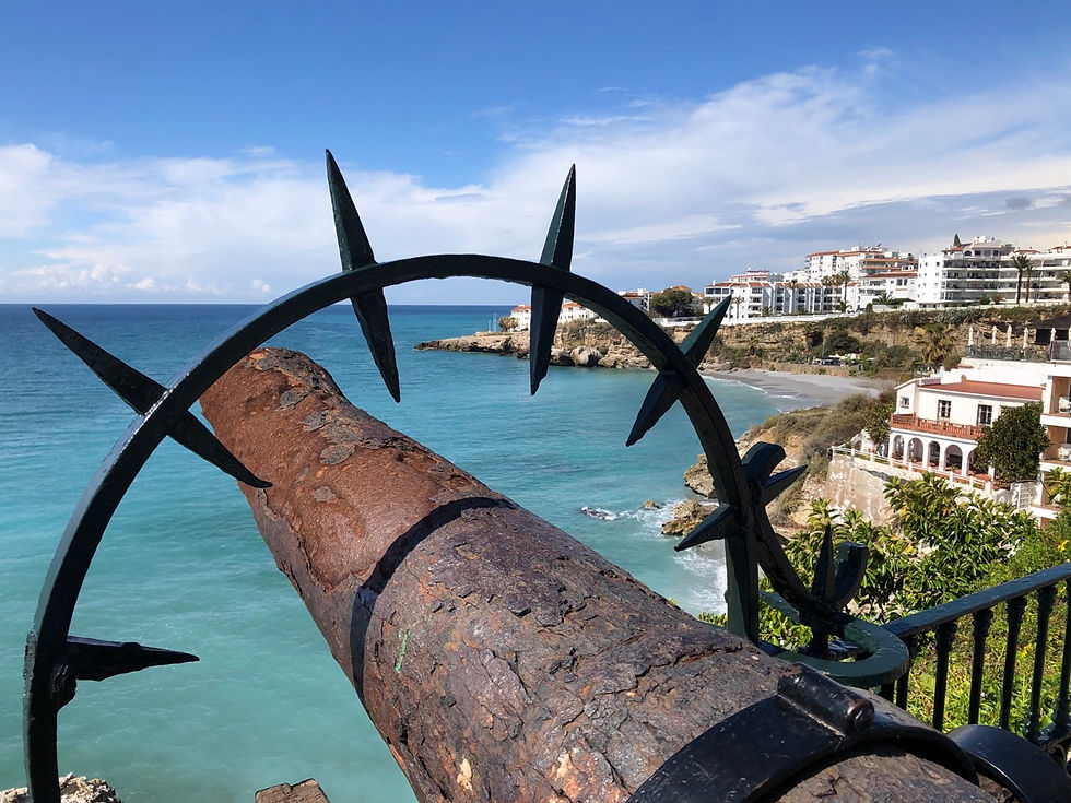 Panoraamanäkymä Balcón de Europalta kohti Välimerta.