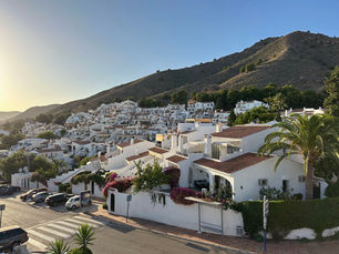 Valkoisia taloja San Juan de Capistranossa vuoret taustalla