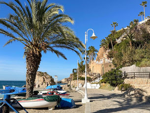 Barcas de pesca en la playa de Burriana en Nerja con cielo soleado