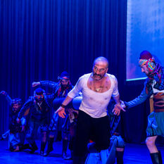 Zeki Oguzhan Yilmaz Barisin Dunyasi Dunya Barisi Seyit Onbasi karakteri dansli gosterisi.