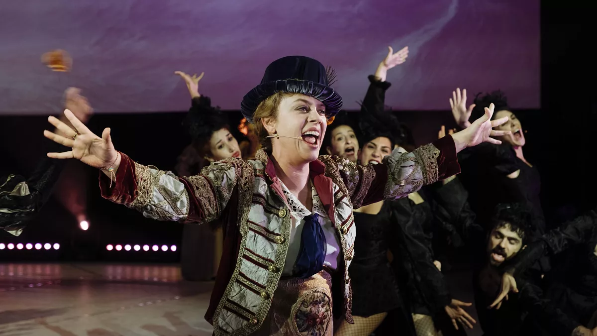 Afife Jale sahnede; coşkulu bir performans