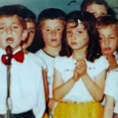 Zeki Oguzhan Yilmaz 23 Nisan cocuk bayrami sahne kiyafetli cocukluk fotografi.