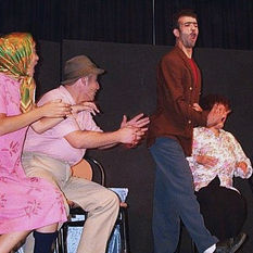 Zeki Oguzhan Yilmaz ilk tiyatro oyunu sahne performansi fotografi.