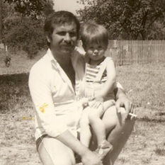 Baba ve küçük çocuğu bahçede sevimli bir fotoğraf