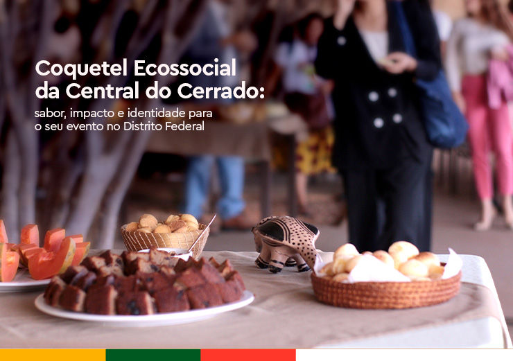 Uma mesa de um coquetel ecossocial com diversos pratos de comida