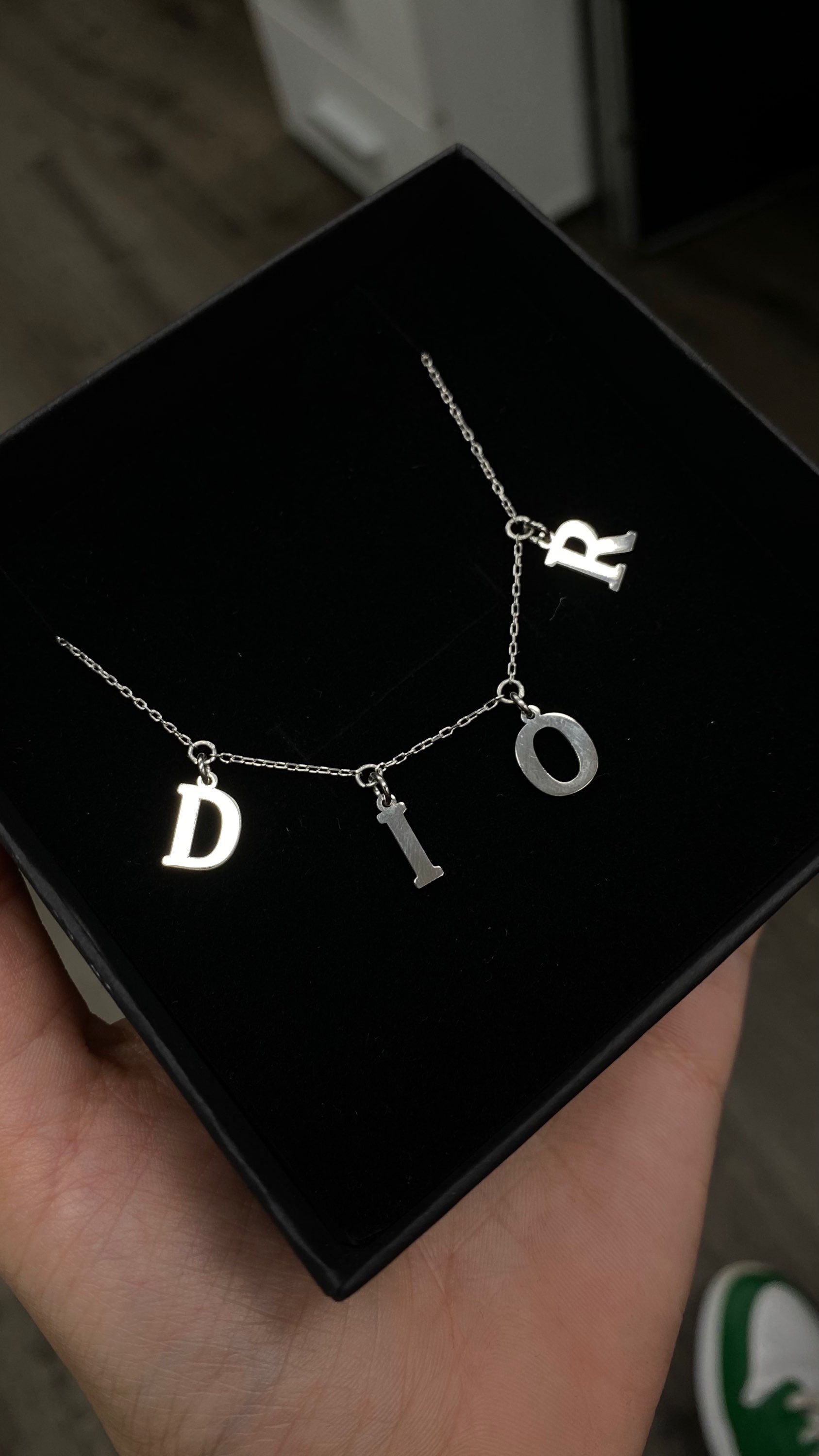 שרשרת שם אותיות נופלות