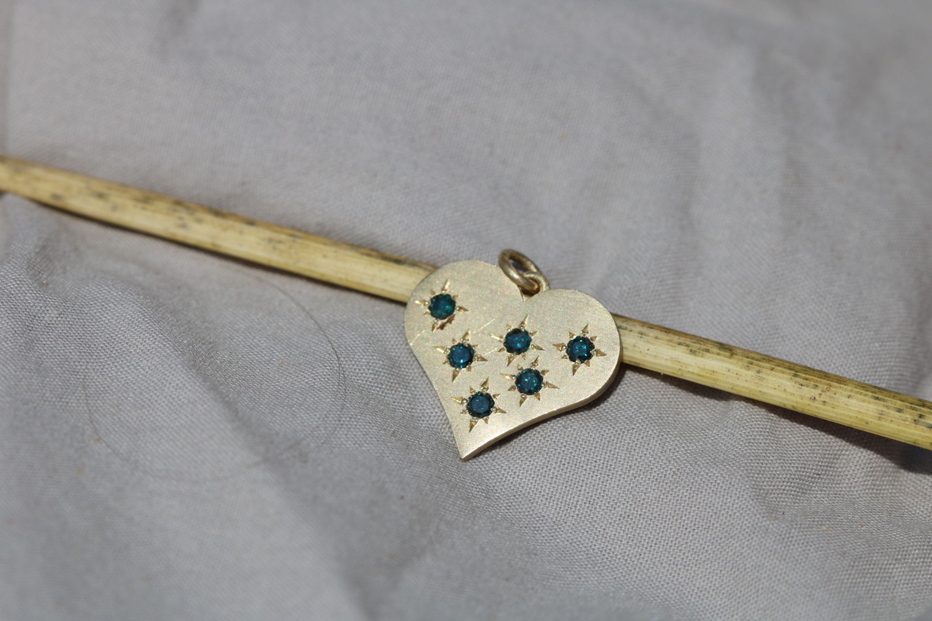 תליון לב מוברש