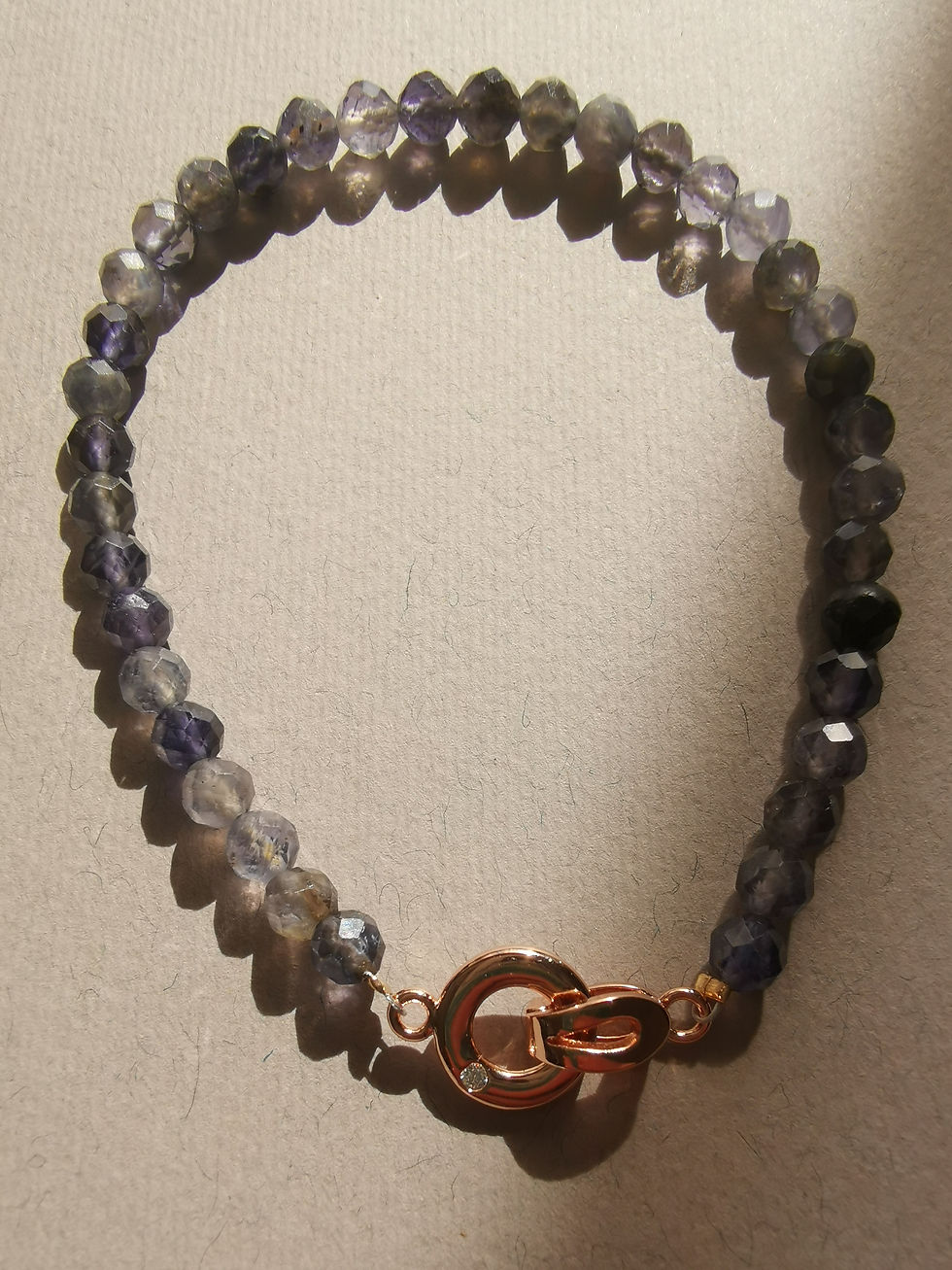 Миниатюра: Сочный браслет Iolite с позолоченной круглой застежкой