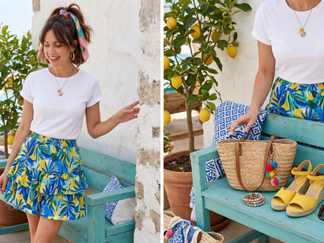 "여름 휴가지에서 빛나는 반팔티 코디"