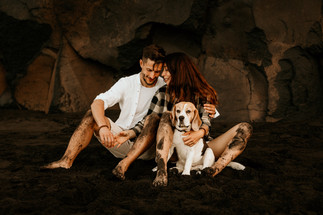 Paarfotos mit Beagle am schwarzen Strand von Teneriffa