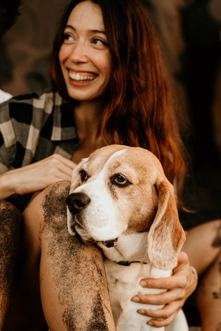 Paarfotos mit Beagle am schwarzen Strand von Teneriffa