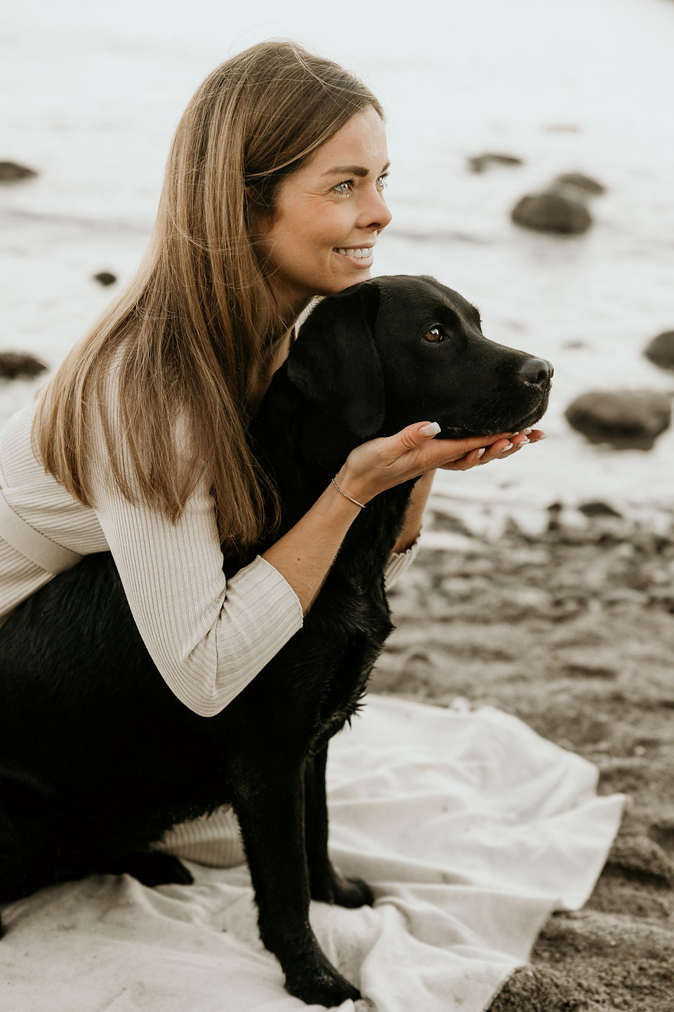 Hundefotos mit schwarzem Labrador Hund an der Ostsee Hamburg