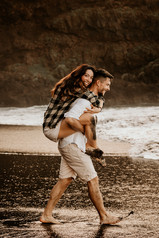 Paarfotos mit Beagle am schwarzen Strand von Teneriffa