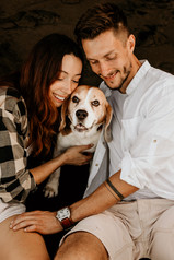 Paarfotos mit Beagle am schwarzen Strand von Teneriffa