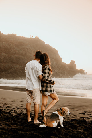 Paarfotos mit Beagle am schwarzen Strand von Teneriffa