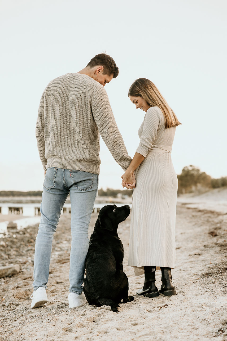 Hundefotos mit schwarzem Labrador Hund an der Ostsee Hamburg