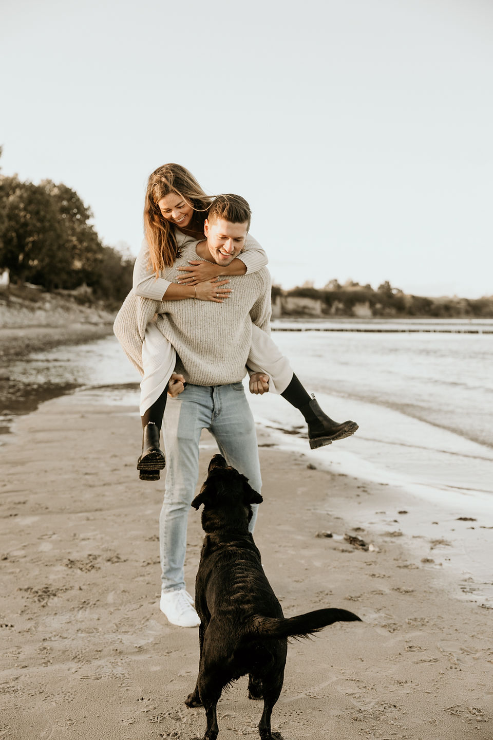 Paarfotos am Ostsee Strand mit Babybauch