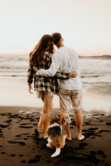 Paarfotos mit Beagle am schwarzen Strand von Teneriffa