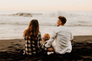 Paarfotos mit Beagle am schwarzen Strand von Teneriffa