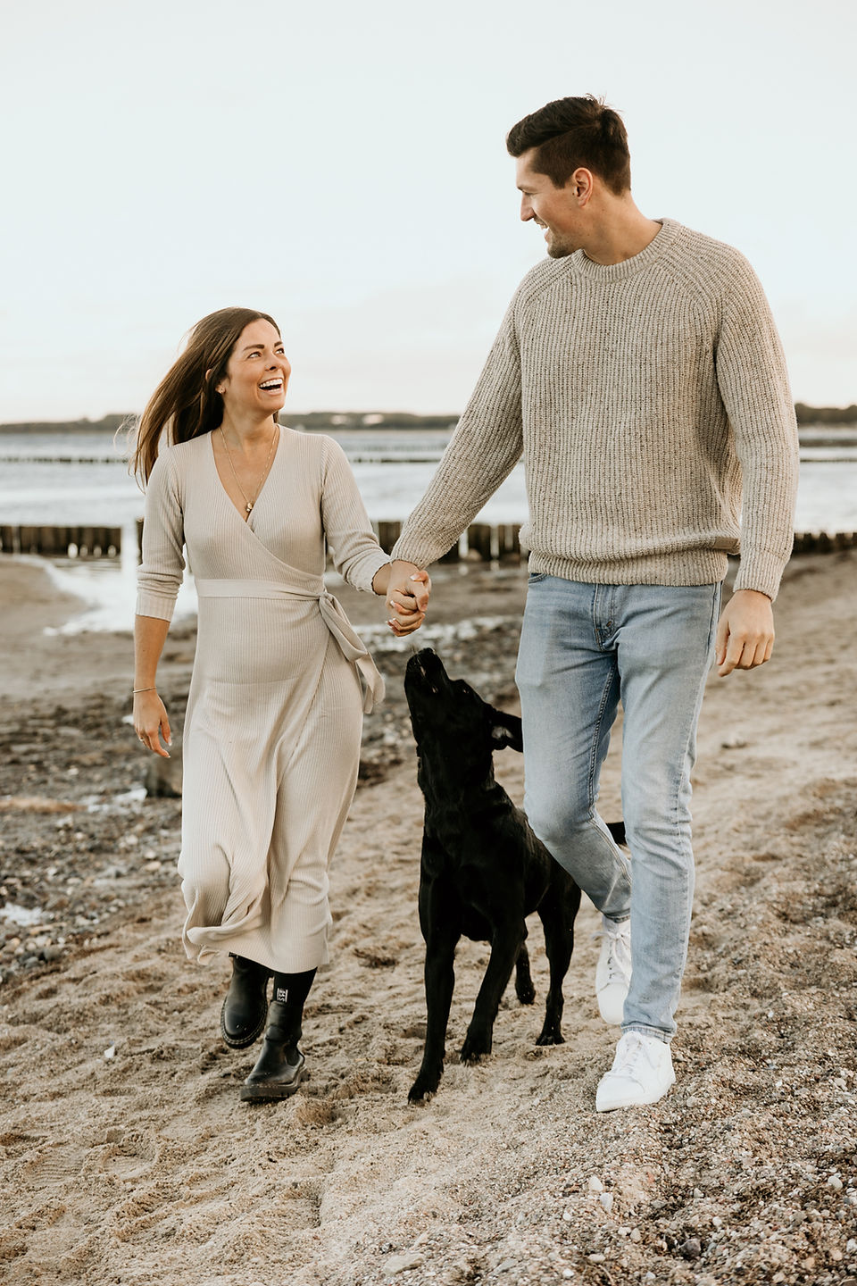 Paarfotos am Ostsee Strand mit Babybauch