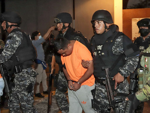Más de 40 presos mueren y un centenar se fuga en motín en cárcel de Ecuador