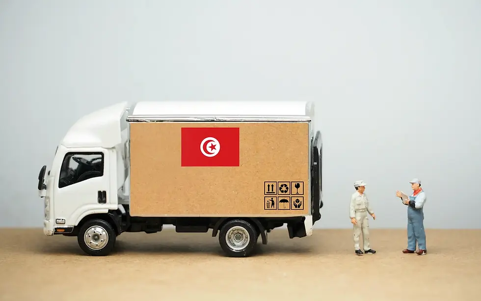Camionnette miniature avec drapeau tunisien sur un carton, deux figurines discutant à côté — symbole de traçabilité et transparence artisanale
