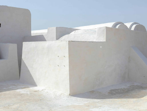 White-lime Djerba architecture with curved roofs and sunlight shadows, showing the island’s minimal and balanced design.