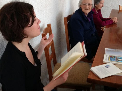 Pjesnikinja Neva Lukić posjetila štićenike doma za starije u Ližnjanu