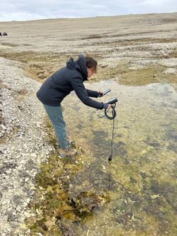 Master student measuring temperature, salinity, pH, ...