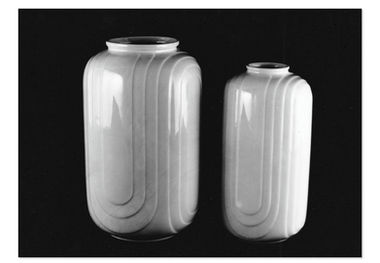 Zwei Vasen einer Zierporzellanserie mit breitem Bogen-Relief von der DDR Formgestalterin Ellinor Symmangk 1987 im WTK Meissen. Die Serie wurde im Zierporzellanwerk Lichte produziert und wird heute mit einer Vase unter Wallendorf Porzellan als Form „Art Deco“ angeboten.
