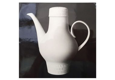 Mokkaservice SOUVENIR Design von Ellinor Symmangk aus Freiberger Porzellan. Das Bild zeigt eine Mokkakanne aus Reliefporzellan der Porzellandesignerin Ellinor Symmangk von 1963. Der Entwurf und das Design enstanden im WTZ Meissen, das geschirr wurde 1965 im Porzellanwerk Freiberg produziert. Es befindet sich im GRASSI Museum Leipzig.
