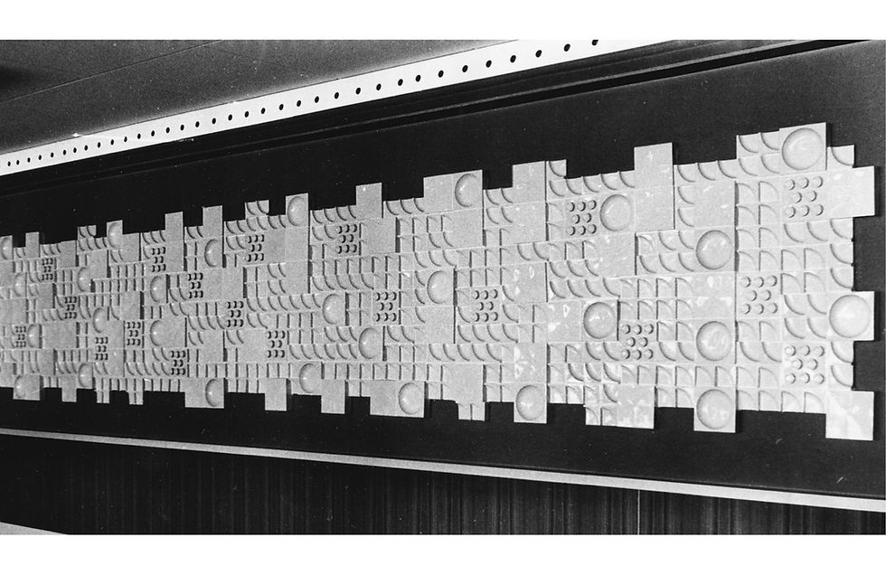 Helmut Symmangk. Porzellanfries, um 1976 WTK Meissen, erhalten