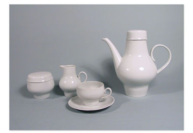 Sammlung Industriedesign DDR Grassi Museum Leipzig Porzellandesign Ellinor Symmangk 1963 Mokkaservice „SOUVENIR“ aus Freiberger Porzellan produziert ab 1964 in limitierter Auflage als Geschenk für ausländische Staatsgäste und DDR Politprominenz. Ein zauberhaftes Mokkaservice aus dünnwandigem Reliefporzellan bestehend aus einer Kanne mit Stülpdeckel, einem Sahnegiesser, einer Tasse mit Untertasse und einer Zuckerdose.